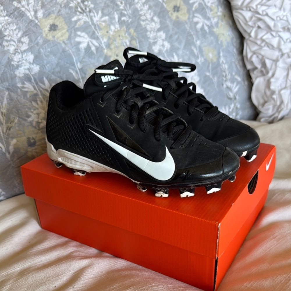 Nike Youth size 3 Black and White Cleats
